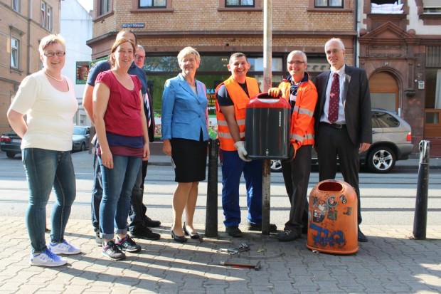 141001 papierkoerbe montage 620x413 - Endlich neue Abfallbehälter für die Neckarstadt-West!