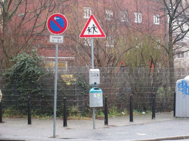 Direkt gegenüber steht ein Tütenspender | Foto: Neckarstadtblog