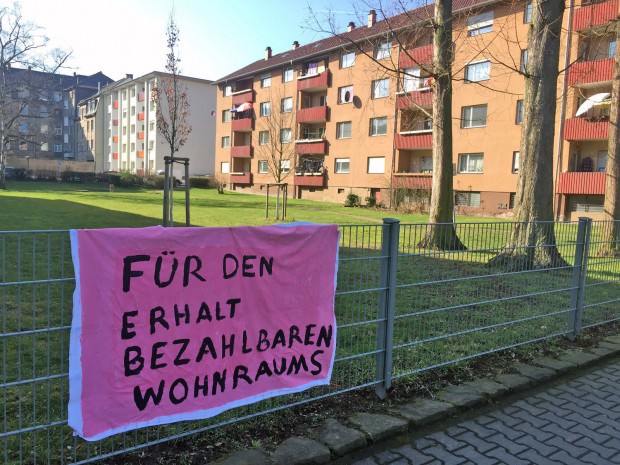 Wie die Mieter vor Ort mit ihrem Plakat setzt sich der Mieterverein für den Erhalt bezahlbaren Wohnraums ein | Foto: Neckarstadtblog