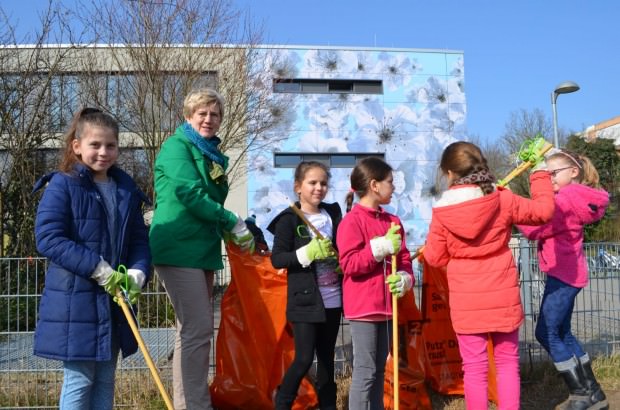 Umweltbürgermeisterin Felicitas Kubala gibt mit Kindern der Käthe-Kollwitz-Schule den Startschuss für die Reinigungswoche | Foto: Stadt Mannheim