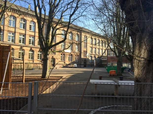 Viel Platz zum Parken für Abendveranstaltungen, der allerdings kontrolliert werden müsste, damit der Schulhof am nächsten Morgen nicht zugeparkt ist | Foto: M. Schülke