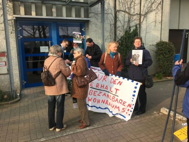 Es ist 8:30 Uhr: Die ersten Mieter positionieren sich vor dem Seiteneingang der GBG-Zentrale. Unternehmenssprecher Christian Franke bietet den Wartenden wärmenden Kaffee und Tee an. Eine nette Geste. | Foto: Neckarstadtblog