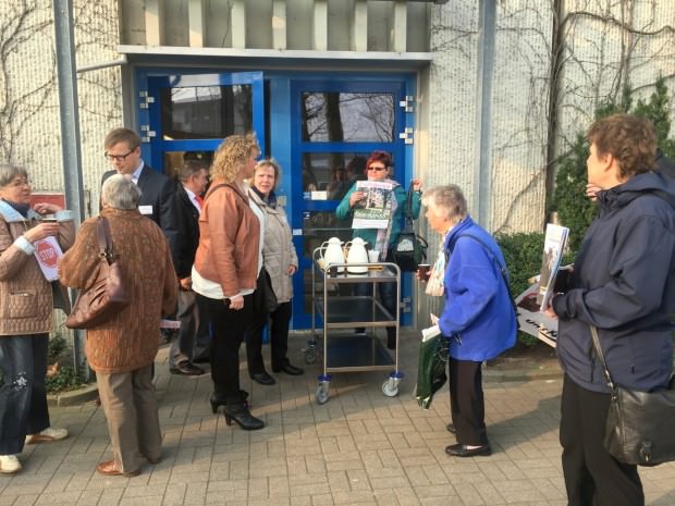 Als erstes Aufsichtsratsmitglied trifft Andrea Safferling von der SPD (Mitte) ein und spricht mit den Protestierenden | Foto: Neckarstadtblog