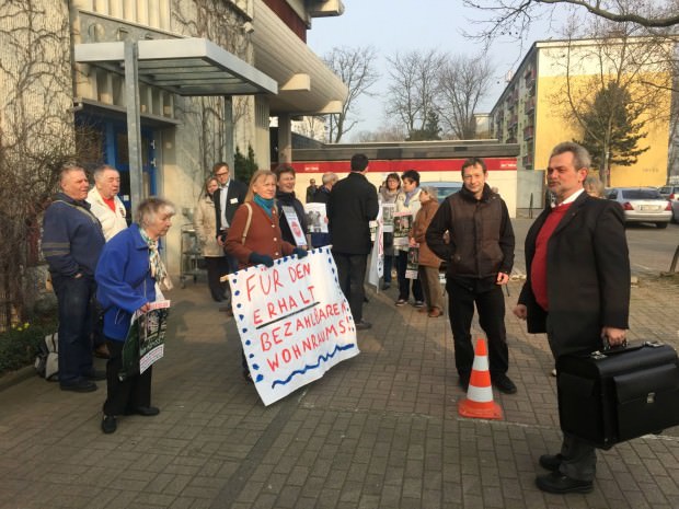 Roland Weiß von den Freien Wählern / Mannheimer Liste (ganz rechts) begutachtete zunächst überrascht die Plakate | Foto: Neckarstadtblog