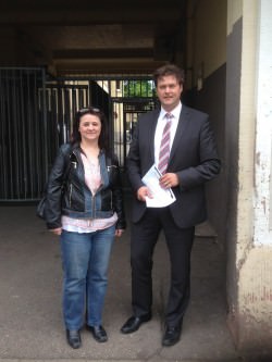 OB-Kandidat Peter Rosenberger und Bezirksbeirätin Karin Urbansky vor der LEA in der Industriestraße | Foto: Stalf