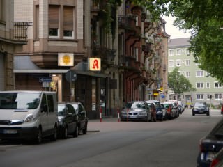 Im Hintergrund ist die Fußgängerampel vor der Uhlandschule zu sehen | Foto: M.W.