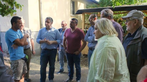 Thorsten Riehle und die Mitglieder des OV Neckarstadt-West lassen sich beim Rundgang über den Abenteuerspielplatz Erlenhof informieren | Foto: SPD Mannheim