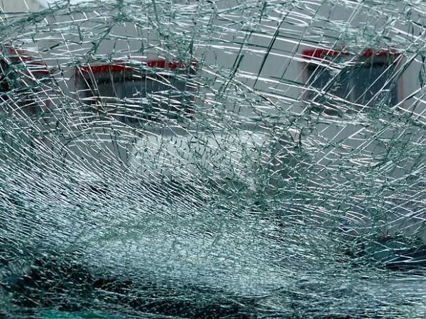 autoglas gesplittert 03 620x465 - Mehrere Fahrzeuge aufgebrochen aber nichts gestohlen