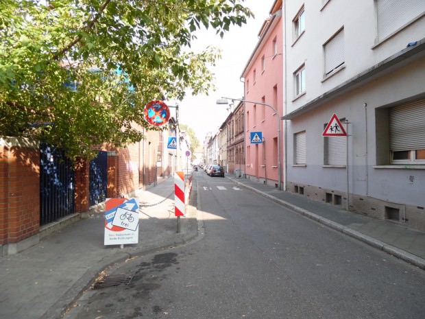 Plakate weisen auf neue Verkehrsregelung in der Neckarstadt-West hin, wie hier letztes Jahr in der Draisstraße | Foto: Stadt Mannheim