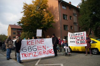 Demonstranten und Mieter vor den GBG-Häusern, die baldmöglichst abgerissen werden (Archiv) | Foto: Neckarstadtblog