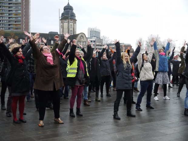 Die erhobenen Hände sind der Höhepunkt der Choreographie zum Song "Break the Chain" | Foto: Neckarstadtblog