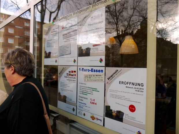Am Fensteranhang kann man sich über das aktuelle Programm informieren | Foto: Neckarstadtblog