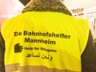 bahnhofshelfer symbolbild 320x240 - Benefizkonzert für die Mannheimer Bahnhofshelfer
