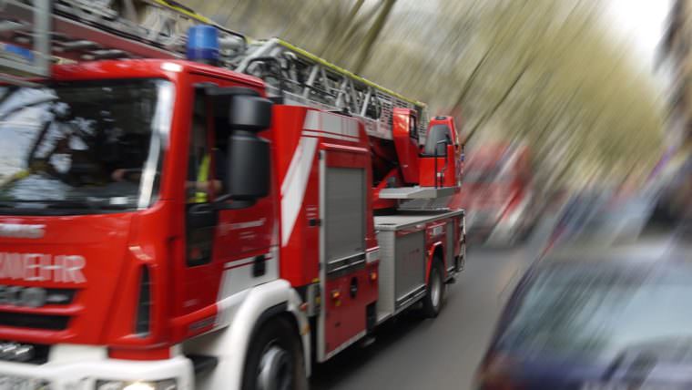 feuerwehreinsatz symbolbild e1549935413540 760x428 - Waldorfschule wegen starker Rauchentwicklung geräumt