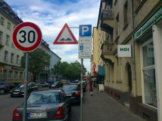 Bislang gilt im vorderen Bereich der Langen Rötterstraße: 2 Stunden mit Parkscheibe | Foto: M. Schülke