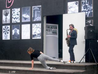 schwindelfrei 2016 06 eroeffnung 1 duet m 320x242 - Begegnungen beim Theaterfestival: Gemeinsam in die Zukunft