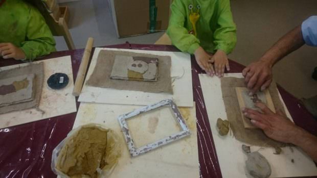 Auch im muslimischen Kindergarten Lâlezâr wurden die handgroßen Tonplatten modelliert, gestaltet. Dabei sind viele kleine Kunstwerke entstanden | Foto: Kindergarten Lâlezâr