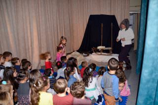 Kinder auf der Theaterzelt-Bühne beim Figurentheater Händehoch | Foto: B.K.