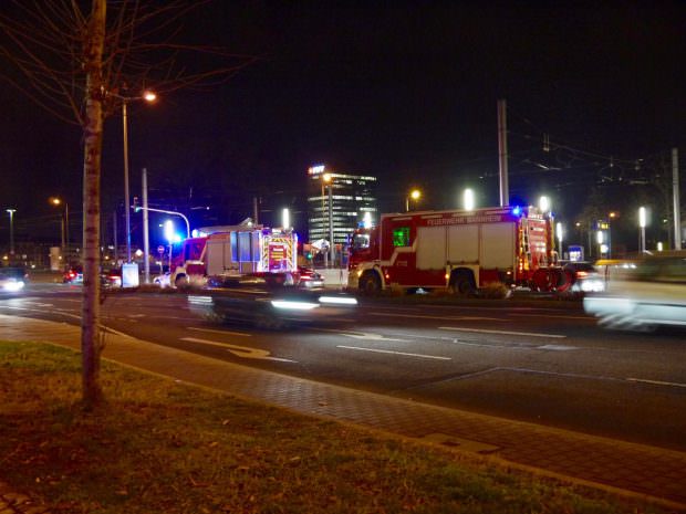 Fahrzeuge der Feuerwehr in Wartestellung auf der Brückenstraße | Foto: Neckarstadtblog