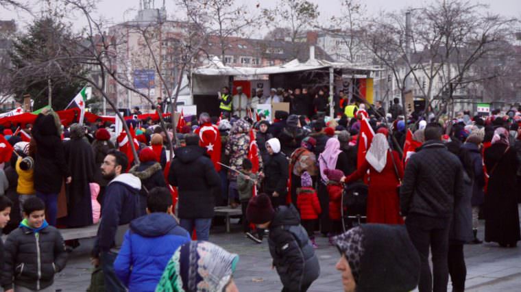 p1040923 m e1550135297625 760x427 - Wer demonstriert da auf dem Alten Messplatz für Aleppo?