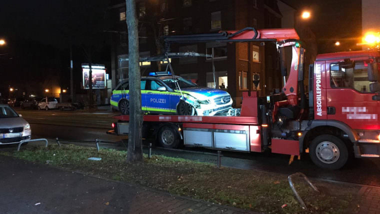 beschaedigter streifenwagen waldhofstr 2018 11 26 760x428 - Crash mit Streifenwagen auf Einsatzfahrt