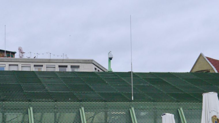 Auch vom Dach des Platzhauses wird rundum jede Bewegung auf dem Alten Messplatz überwacht und aufgezeichnet | Foto: M. Schülke