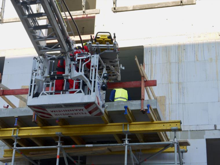 arbeitsunfall mainstr p1070863 760x570 - 26-jähriger Arbeiter bei Unfall auf Baustelle schwer verletzt