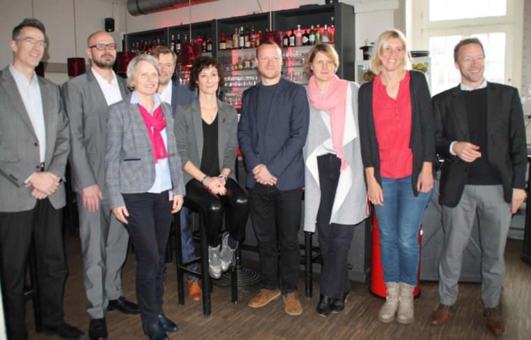 Bürgermeisterin Dr. Ulrike Freundlieb (vorne links) gibt die Stadtschreiberin für Kinder- und Jugendliteratur, den "Feuergriffel 2019" bekannt: Tania Witte (sitzend) | Foto: Stadt Mannheim