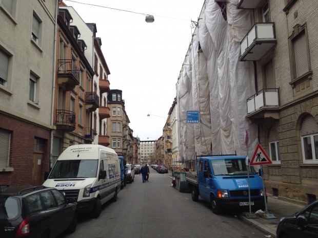 Das verhüllte Gebäude bestimmt das Straßenbild | Foto: M. Schülke