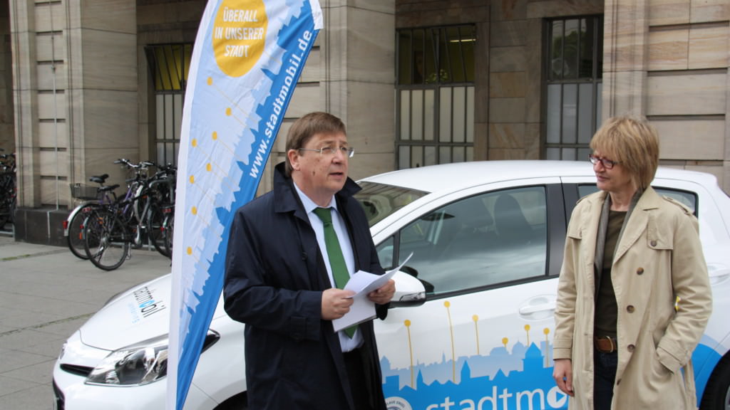 Bürgermeister Lothar Quast und Vorstand stadtmobil Claudia Braun bei der Übergabe der neuen Hybrid-Fahrzeuge | Foto: Stadt Mannheim