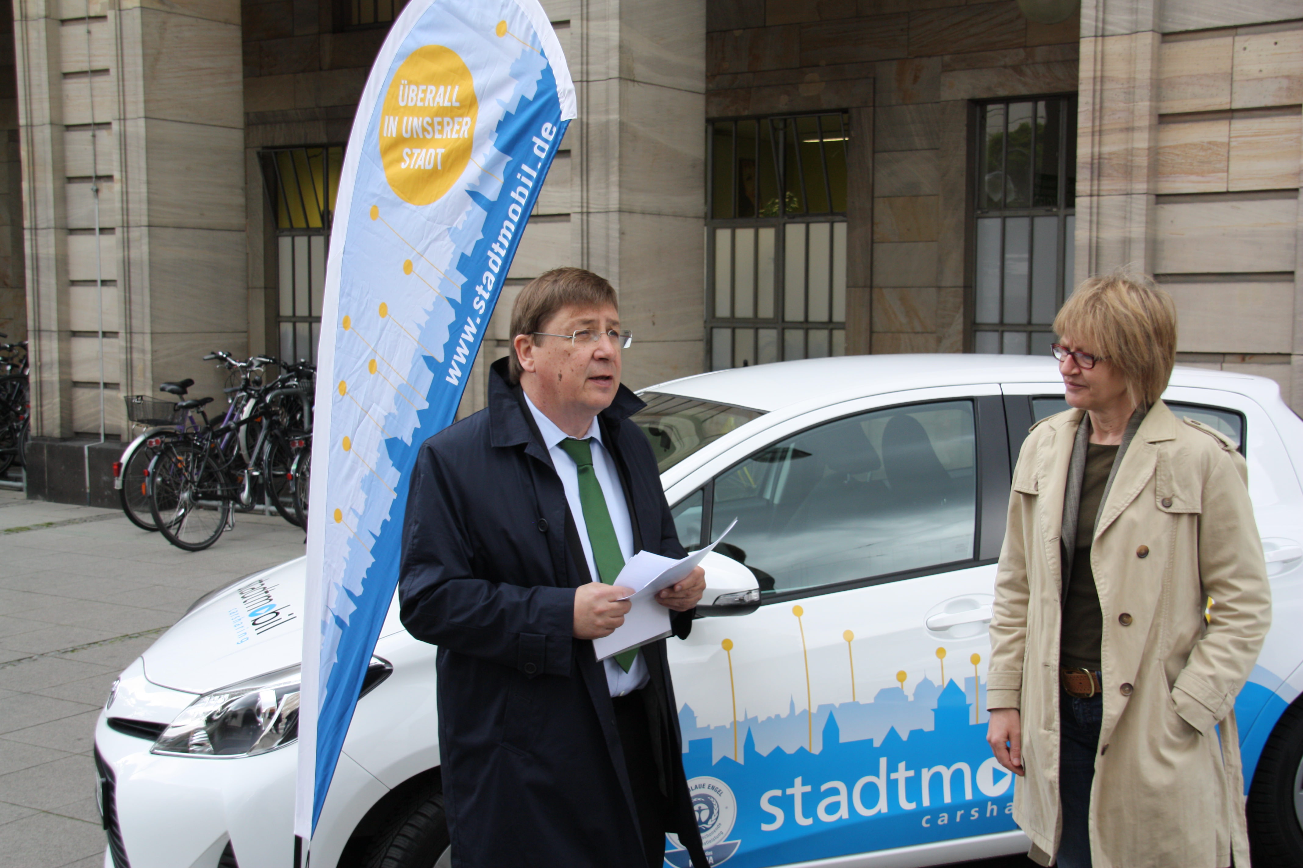 Bürgermeister Lothar Quast und Vorstand stadtmobil Claudia Braun bei der Übergabe der neuen Hybrid-Fahrzeuge | Foto: Stadt Mannheim