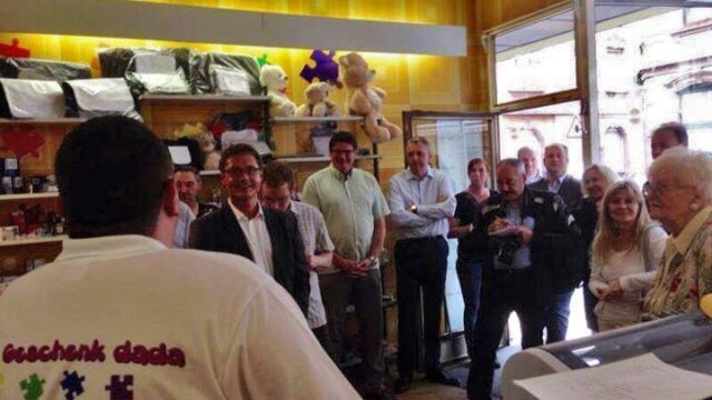 Geschenk dada Holger Sonsky begrüßt seine Gäste | Foto: privat