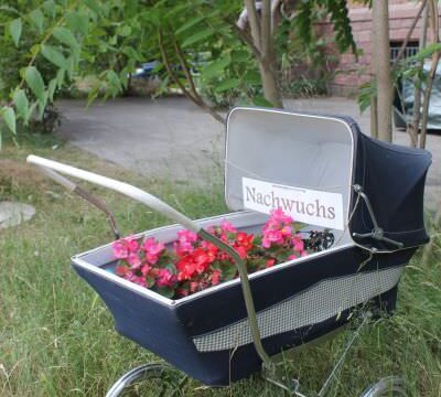 1407kinderwagen 400x360 - Die JUGA startet die Guerilla-Aktion "NachWuchs, bitte!"