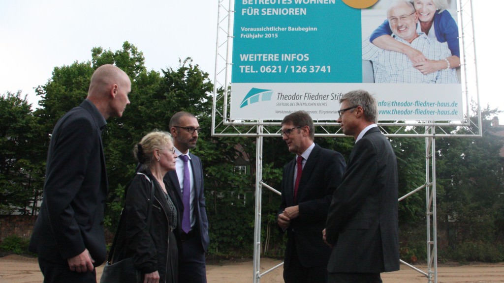 Bürgermeister und Stiftungsratsvorsitzender Michael Grötsch (2.v.r), Thomas Seifert (Leiter Theodor-Fliedner Haus (ganz rechts), Marcus Miertsch (Geschäftsführer Theodor Fliedner Stiftung, Mitte), Achim Judt (MWSP, ganz links) und Bezirksbeirätin Roswitha Henz-Best begutachten das Grundstück, auf dem ab 2015 Betreute Seniorenwohnungen entstehen | Foto: Stadt Mannheim