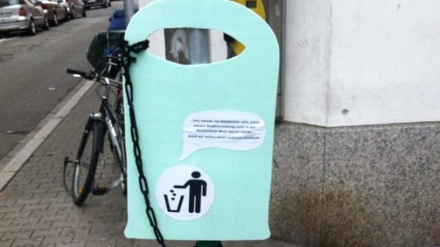 Die von Bürgern aufgehängten Platzhalter-Papierkörbe werden bald durch richtige ersetzt | Foto: Maik Rügemer