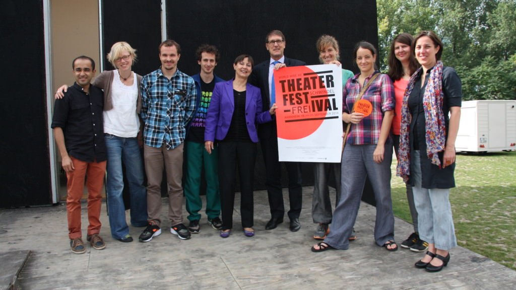 Schwindelfrei 2014 – Bürgermeister Michael Grötsch und Kulturamtsleiterin Sabine Schirra präsentieren vor dem Einraumhaus mit Kuratoren und Künstlern das Festivalprogramm | Foto: Stadt Mannheim