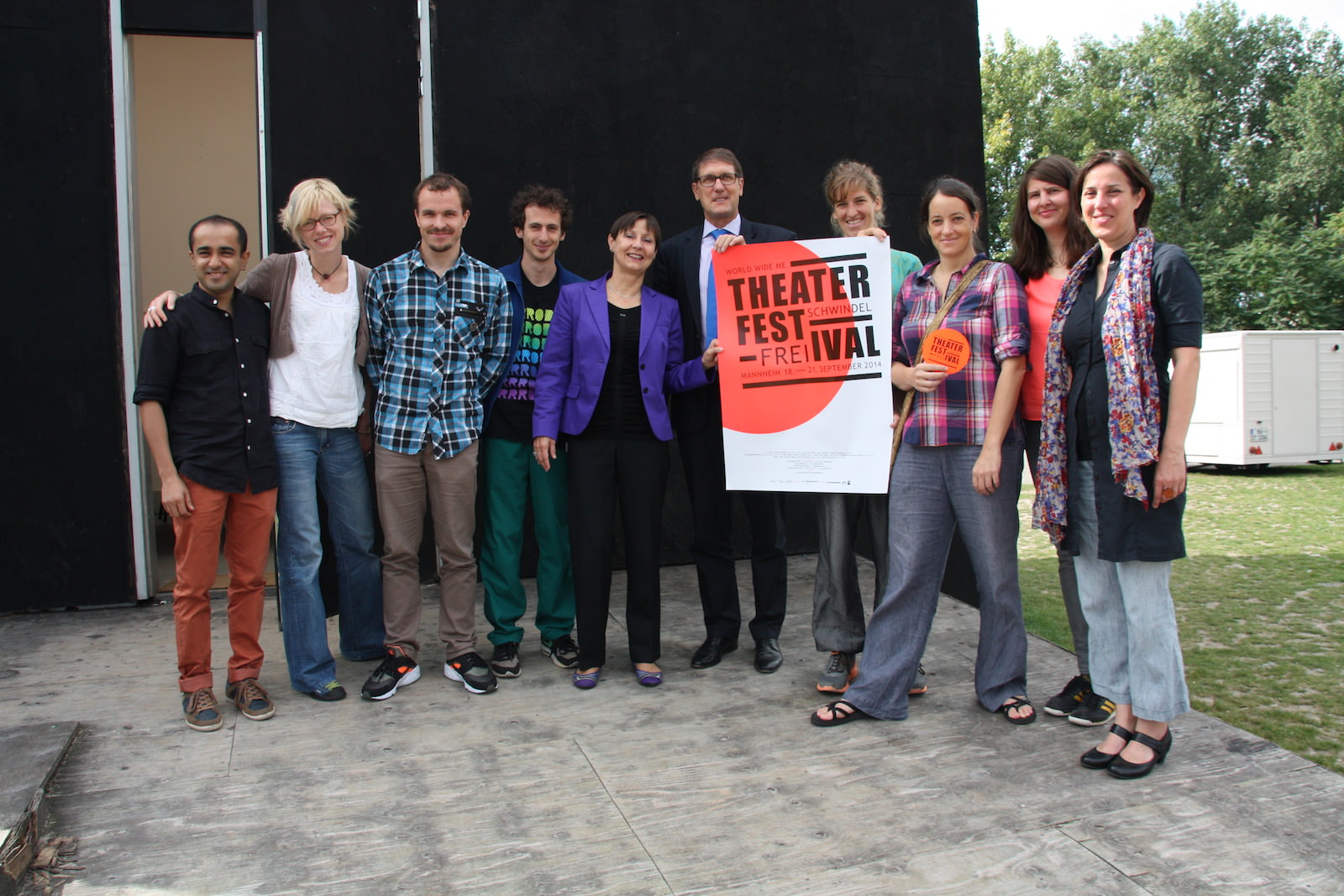 Schwindelfrei 2014 – Bürgermeister Michael Grötsch und Kulturamtsleiterin Sabine Schirra präsentieren vor dem Einraumhaus mit Kuratoren und Künstlern das Festivalprogramm | Foto: Stadt Mannheim