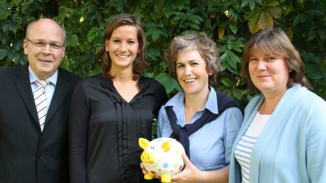 Freuen sich über Spenden für Amalie: Diakonie-Direktor Peter Hübinger und Amalie-Leiterin Julia Wege mit Claudia Welker und Constanze vom "Frauenzimmer" | Foto: ekma/dv (dv)