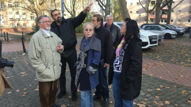 Anwohner Maik Rügemer zeigt den CDU-Politikern, was in der Neckarstadt schief läuft. Im Bild (v.l.): Stadtrat Schlichter, Anwohner Maik Rügemer, Bezirksbeiräte Henz-Best, Stalf, Wöhr und Urbansky | Foto: Neckarstadtblog