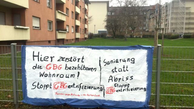 Vorne links eins der Gebäude, das abgerissen werden soll. Im Hintergrund sind noch die abschließenden Sanierungsarbeiten in der Kinzigstraße zu sehen. Das Transparent der Initiative FairMieten ließ die GBG inzwischen abhängen. | Foto: Neckarstadtblog