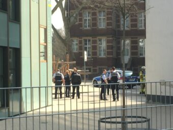IMG 7533 340x255 - Uhlandschule evakuiert &ndash; Ursache der "Geruchsbel&auml;stigung" bleibt unklar