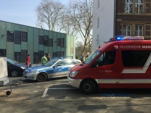 IMG 7535 300x225 - Uhlandschule evakuiert – Ursache der "Geruchsbelästigung" bleibt unklar