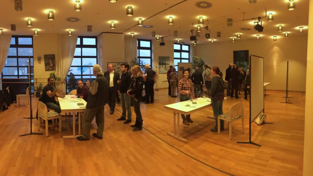 In lockerer Runde konnte an den Tischen über Ideen für den Neumarkt diskutiert werden | Foto: M. Schülke