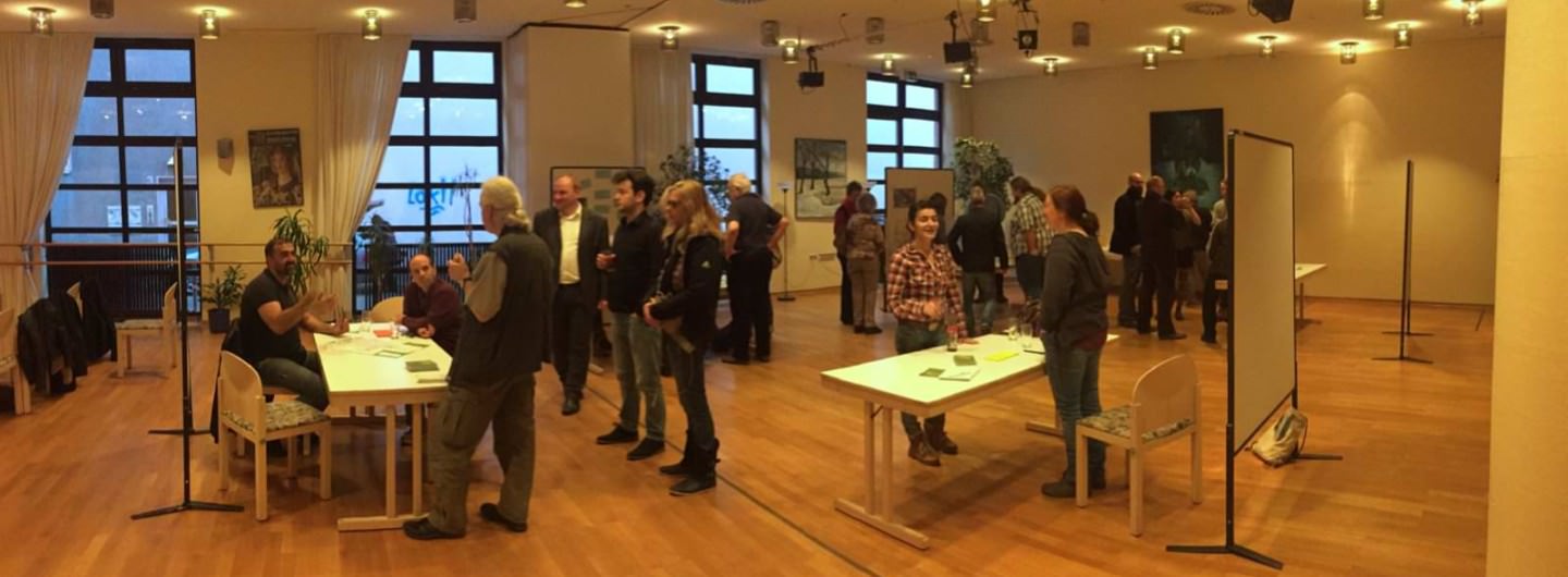 In lockerer Runde konnte an den Tischen über Ideen für den Neumarkt diskutiert werden | Foto: M. Schülke