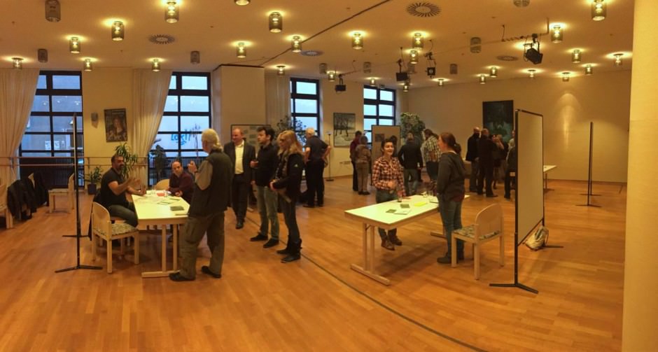 In lockerer Runde konnte an den Tischen über Ideen für den Neumarkt diskutiert werden | Foto: M. Schülke