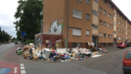 Dieser Müllberg in der Neckarstadt-Ost wuchs nach der Meldung im Mängelmelder erst noch auf gewaltige Ausmaße an, bevor er schlussendlich in aller Gründlichkeit beseitigt wurde | Foto: Neckarstadtblog