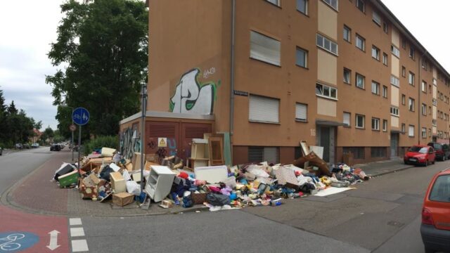 Dieser Müllberg in der Neckarstadt-Ost wuchs nach der Meldung im Mängelmelder erst noch auf gewaltige Ausmaße an, bevor er schlussendlich in aller Gründlichkeit beseitigt wurde | Foto: Neckarstadtblog