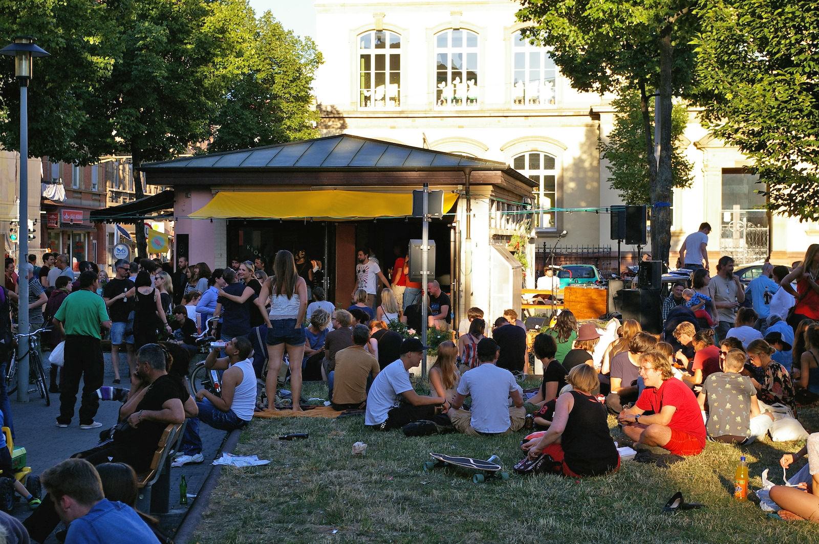 Bei der Wiedereröffnung des Kiosks war auch die Neumarktwiese voller Menschen | Foto: Neckarstadtblog