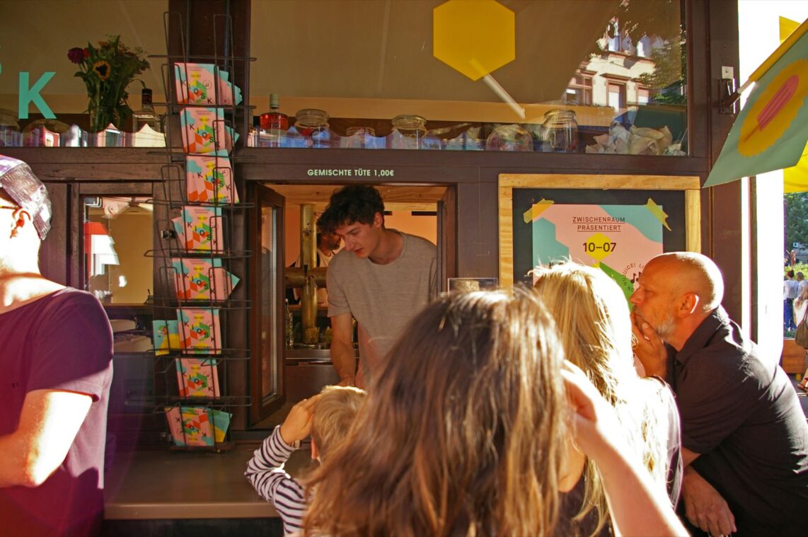 Am Kiosk Schlangestehen für gemischte Tüte und Limo | Foto: M. Schülke
