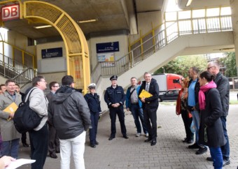 Der Stadtteilspaziergang nahm am Bahnhof Neckarstadt seinen Anfang | Foto: Stadt Mannheim, Thomas Troester